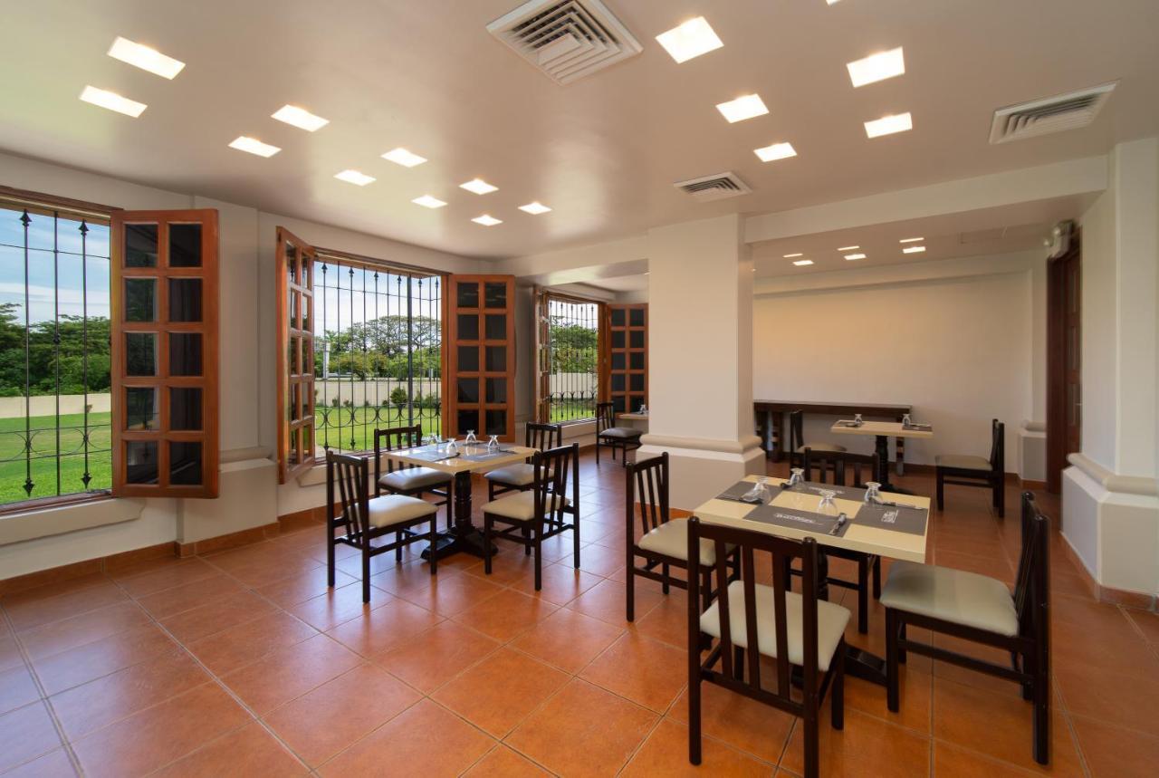 Quality Hotel Real Aeropuerto San Salvador San Luis Екстер'єр фото